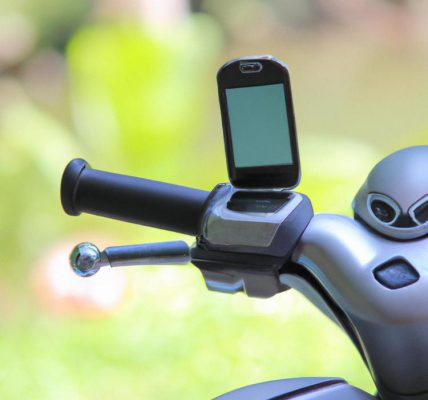 Bezpieczeństwo na drodze - uchwyt do telefonu na motocykl